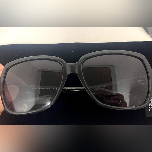 Dolce & Gabbana Gradient Lens Black Sunglasses and cloth,bag and clamshell case - Picture 9 of 15